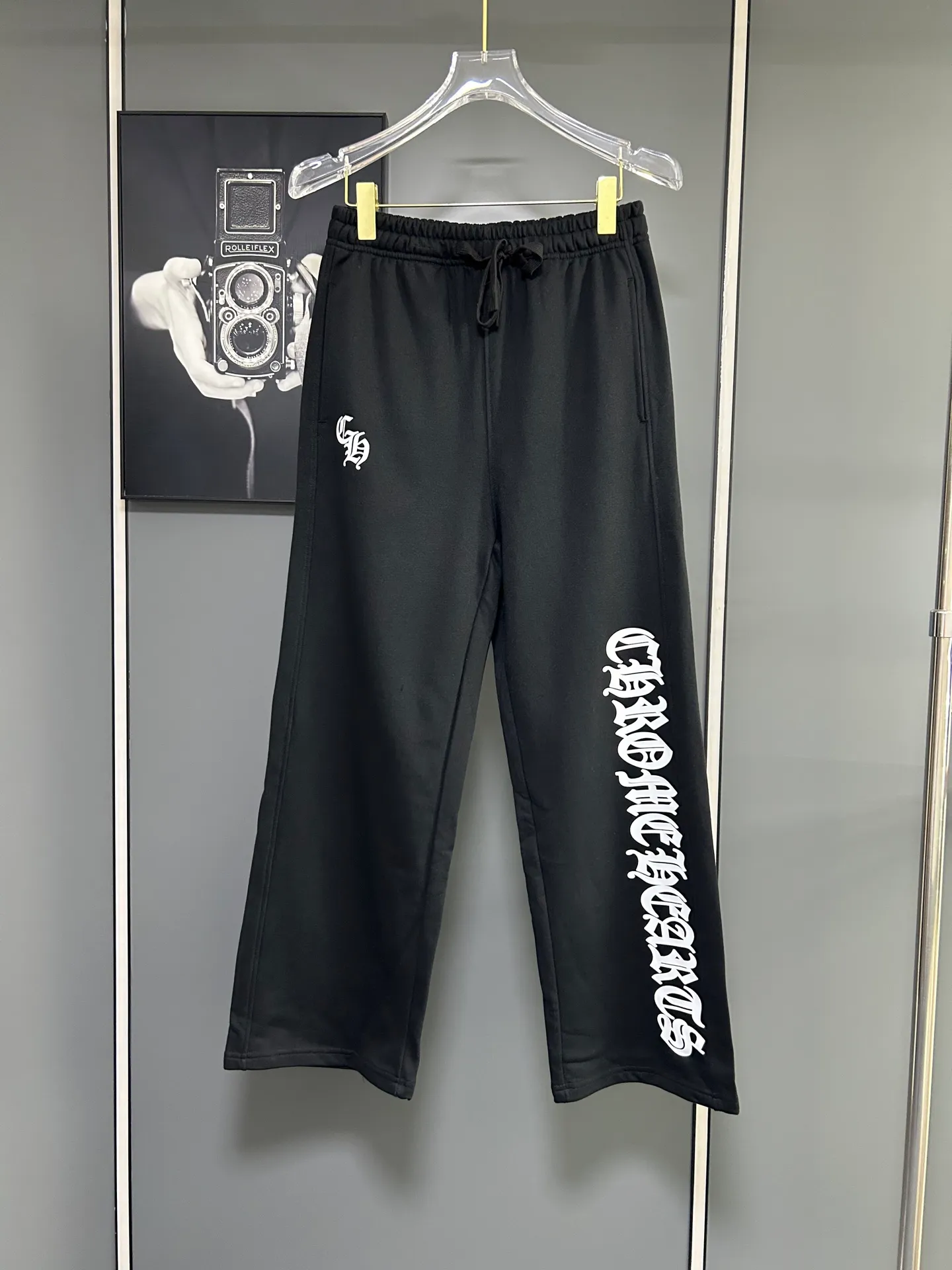 P220 Chrome Hearts 25 new colorful cross-mark loose straight trousers 2025 autumn and winter new embroidered elastic band casual trousers, customized fabrics at the counter. Made of 400g high-version terry fabric, with high breathability and comfort, impeccable details, no pilling and no deformation, brand element design concept, reflecting high quality. It feels delicate and soft! It presents casual tailoring, the same style for men and women, and the upper body shape is awesome! Size: S M L XL Color: Black